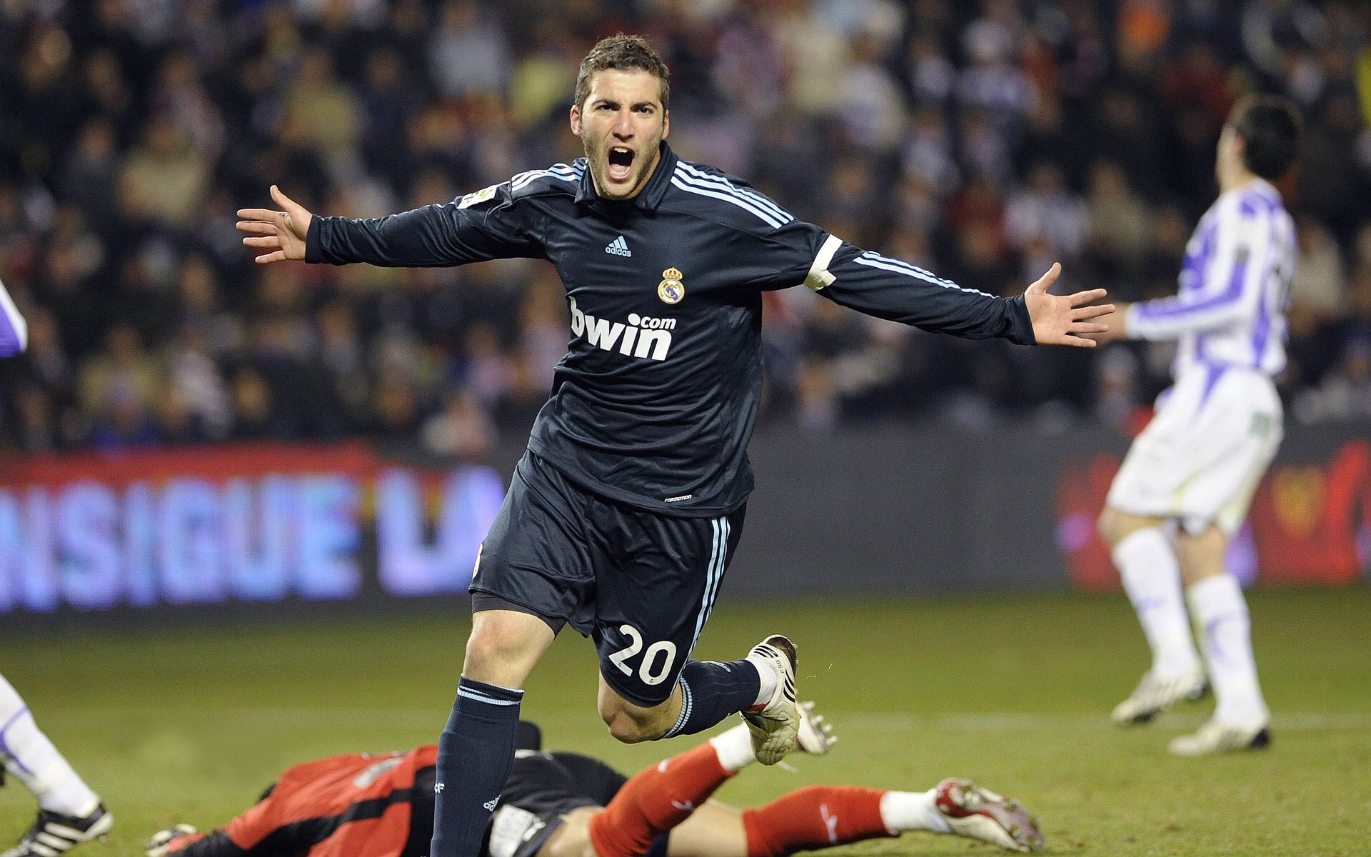 爱游戏在线登录-意甲豪门争夺世欧洲坛新星，转会费屡创新高，意甲转会榜